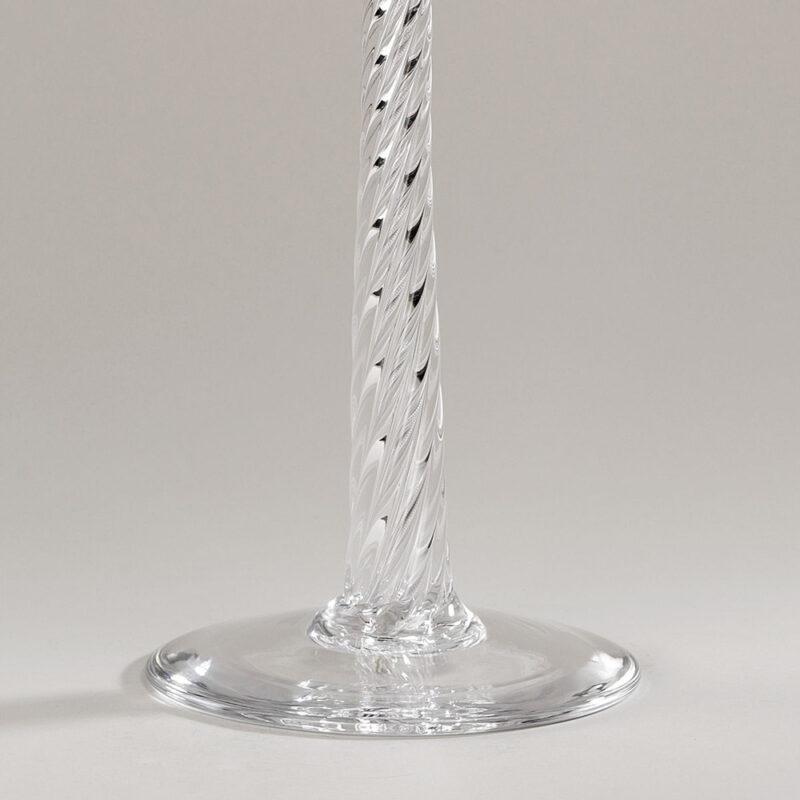 Detaljbilde av bordlampe i krystallglass med lys lampeskjerm