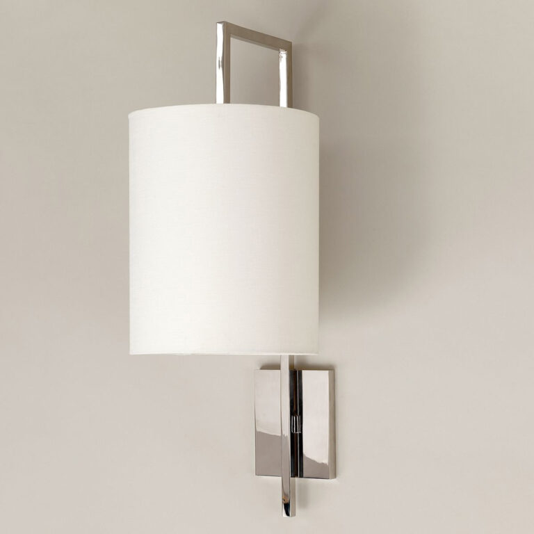 Vegglampe i nikkebelagt messing med hvit sylinderformet lampeskjerm i lin