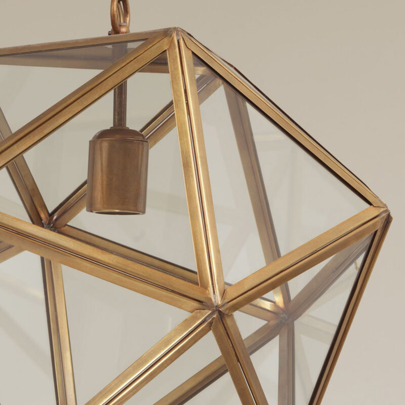 Messing taklampe med pyramideformet glass