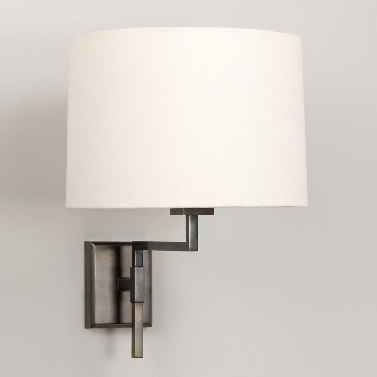 Vegglampe i bronsebelagt messing med lys lampeskjerm i lin