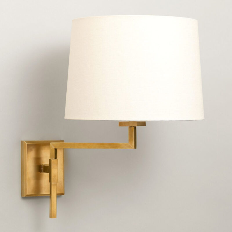 Vegglampe i messing med lys lampeskjerm i lin