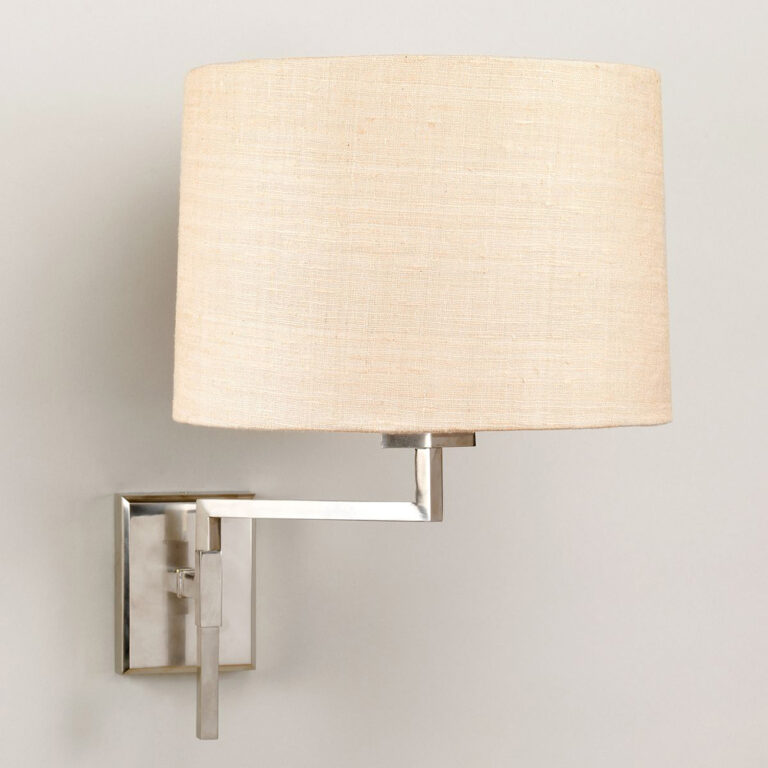 Vegglampe i nikkelbelagt messing med lys lampeskjerm i lin