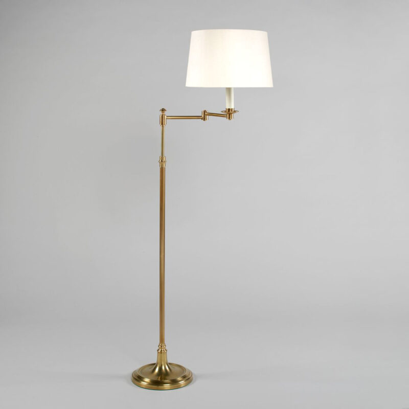 Gulvlampe med lampefot i messing med bevegelig arm, og med hvit lampeskjerm i lin