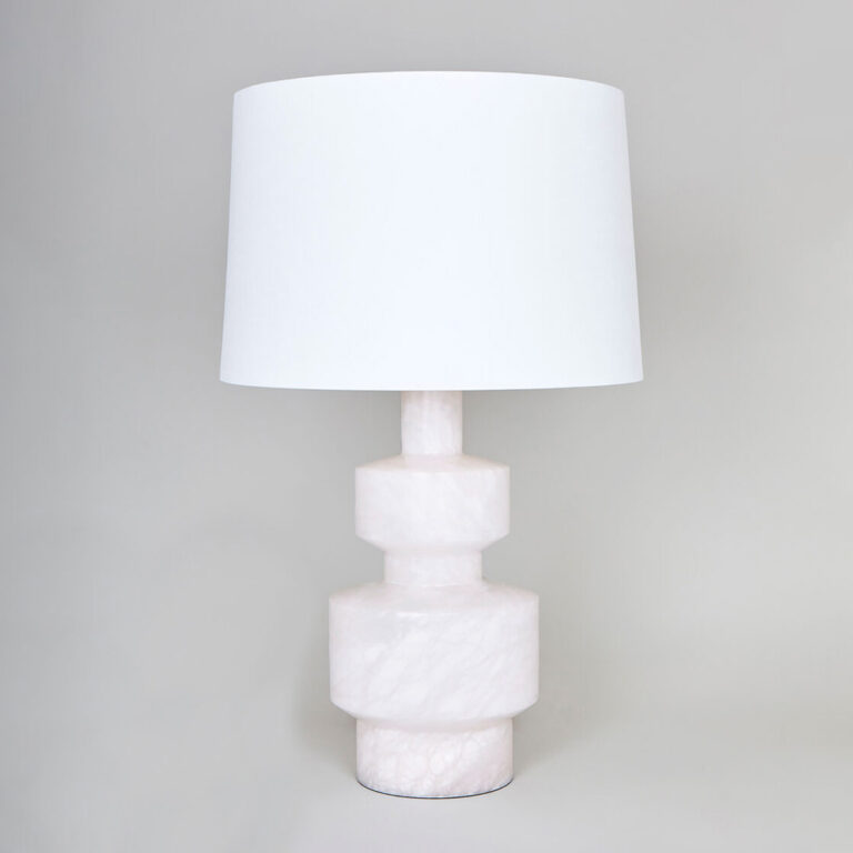 Bordlampe med hvit marmorlignende geometrisk lampefot og hvit skjerm i lin