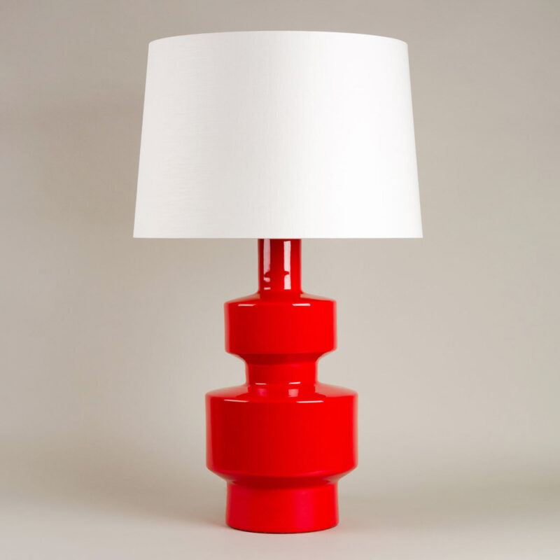 Bordlampe med rød geometrisk lampefot og hvit skjerm i lin