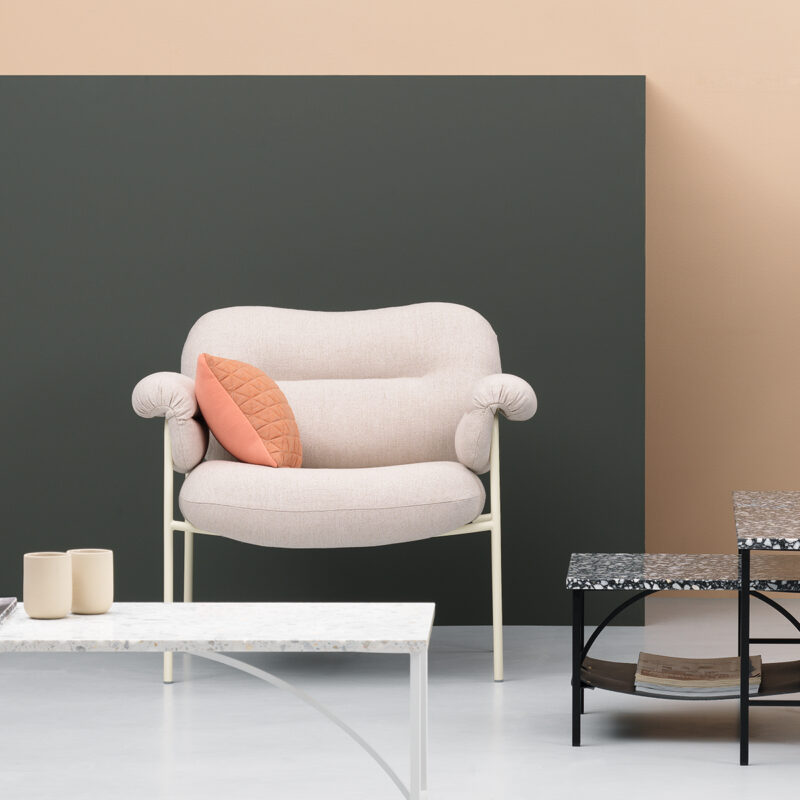 Bollo lenestol i Barnum Sand 02 med Pearl White Ral 1013 bein fra Fogia