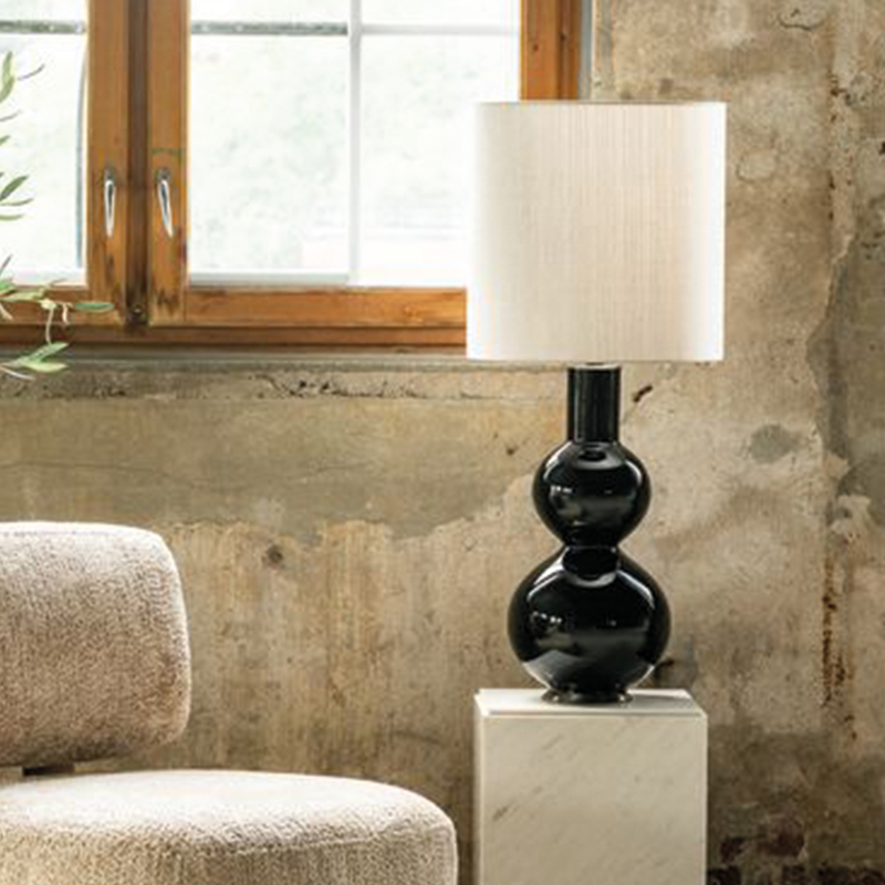 Augusta-bordlampe-med-Babel-beige-lampeskjerm-fra-Flavia-et-hjem-avskrudd-lampe