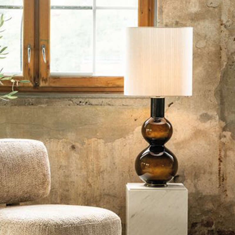 Augusta-bordlampe-med-Babel-beige-lampeskjerm-fra-Flavia-et-hjem-påskrudd-lampe