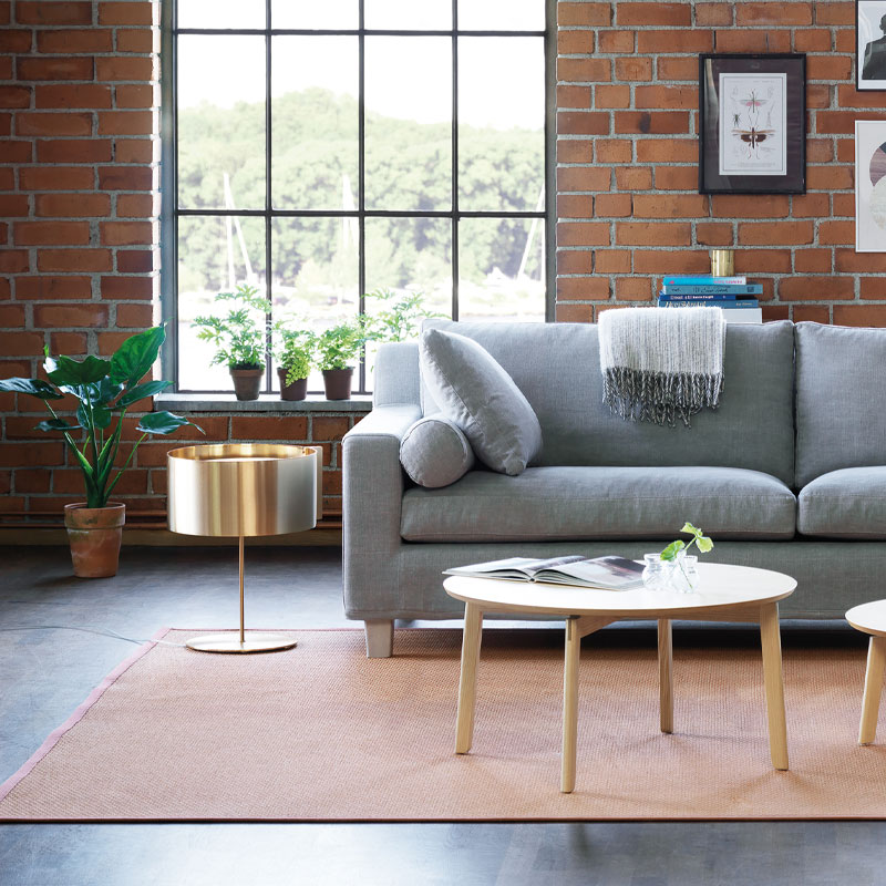 morris classic 2,5 seter I lindra grey med sorte treben fra forgia