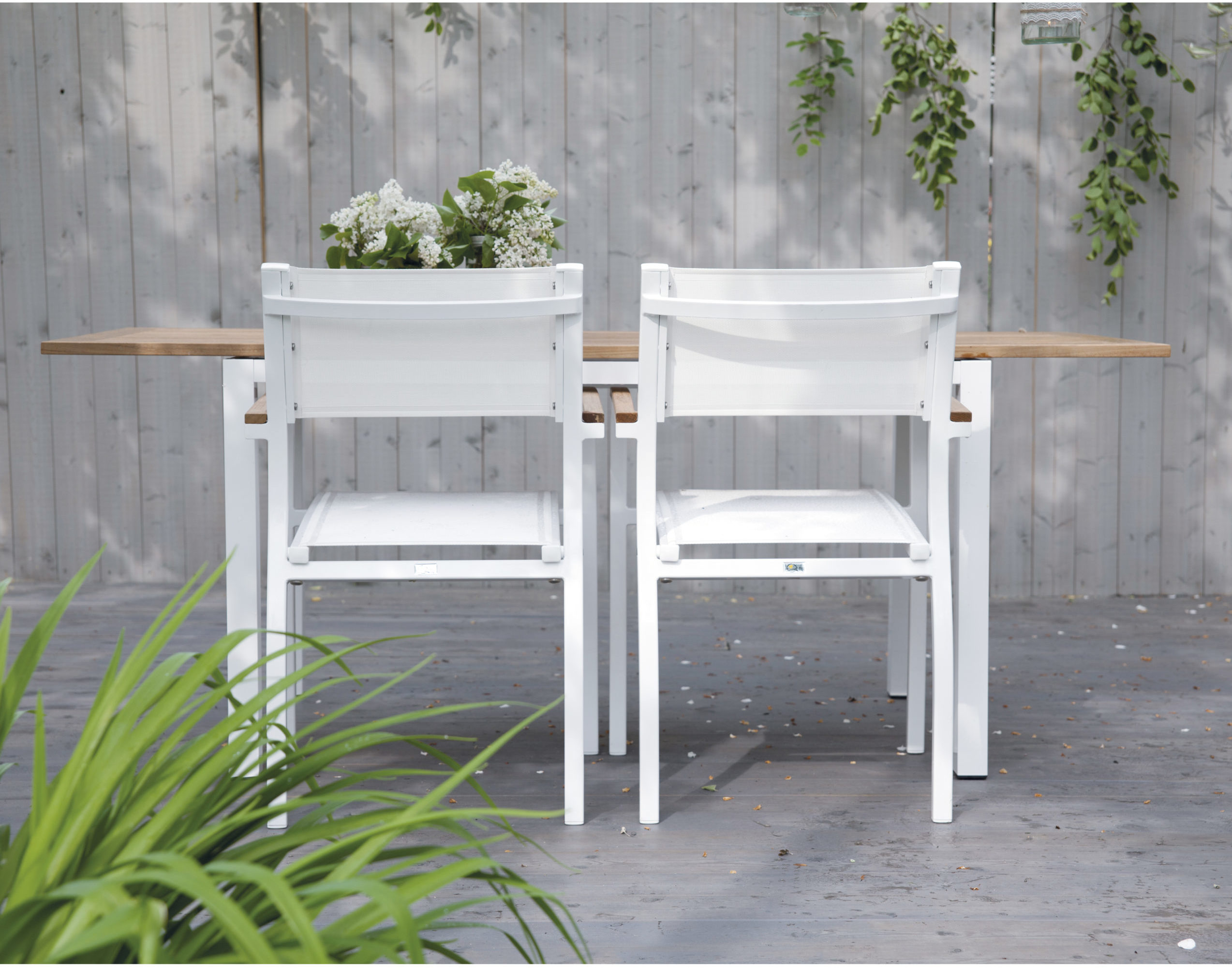 St. Tropez Teak Spisebord Med Uttrekk fra St. Tropez, miljøbilde av spisebord med understell i hvit aluminium