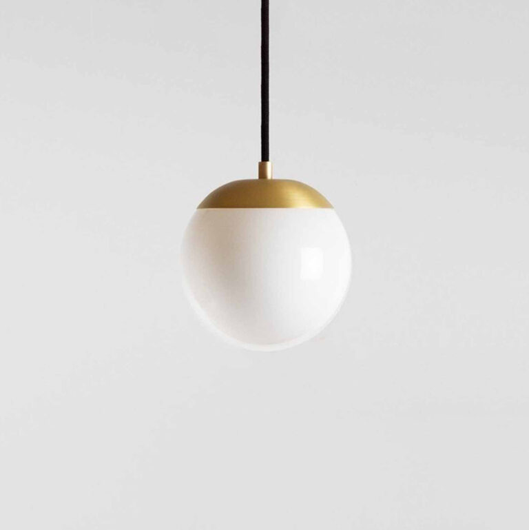 Rund taklampe i opal hvit med messing detaljer fra House of Holmedal