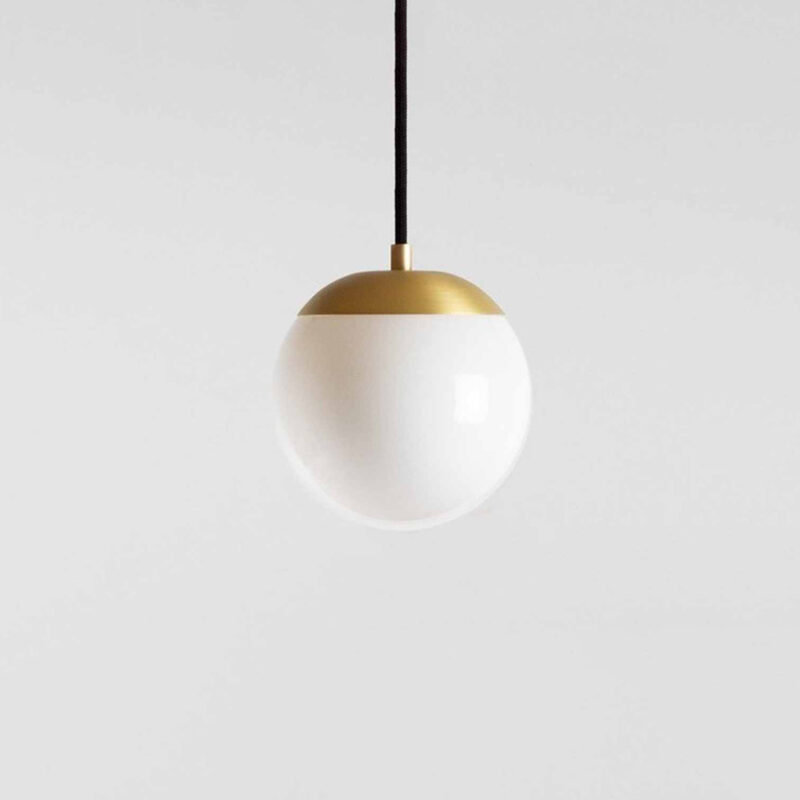 Rund taklampe i opal hvit med messing detaljer fra House of Holmedal