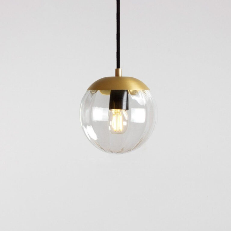 Rund taklampe i klart, "ruglete" glass med messingdetaljer fra House of Holmedal