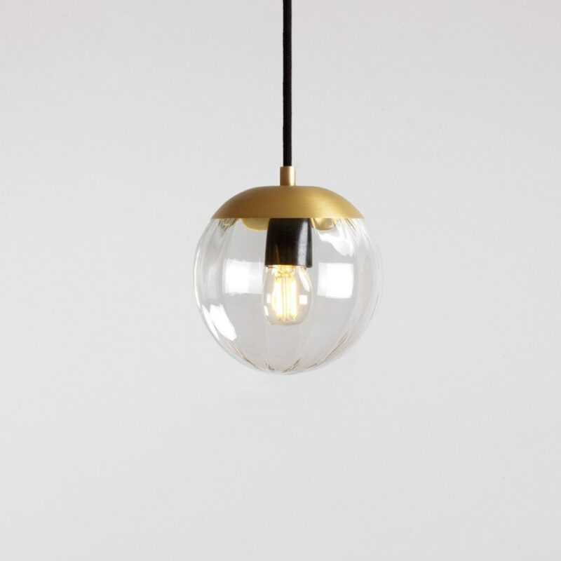 Rund taklampe i klart, "ruglete" glass med messingdetaljer fra House of Holmedal
