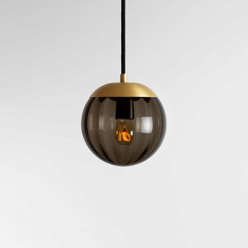 Rund taklampe i fargen smoke med messing detaljer og "ruglete" glass