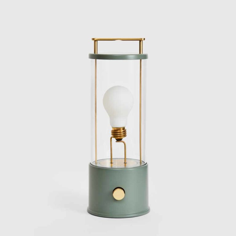The Muse Portable Lamp fra Tala x Farrow & Ball, produktbilde av bærbar lampe i grønn
