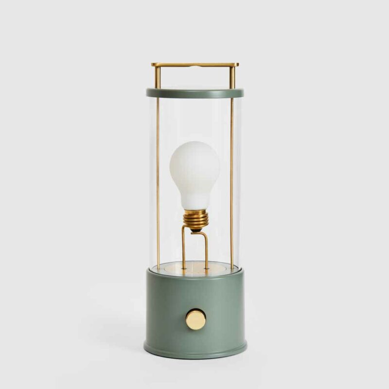 The Muse Portable Lamp fra Tala x Farrow & Ball, produktbilde av bærbar lampe i grønn