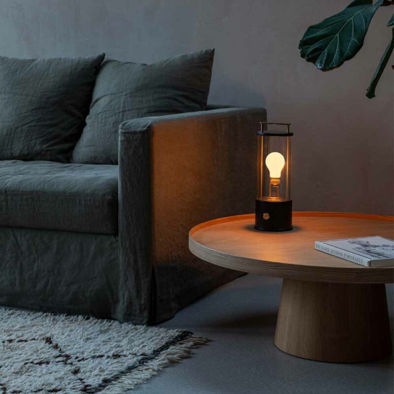 The Muse Portable Lamp fra Tala x Farrow & Ball, lampe vist i miljø