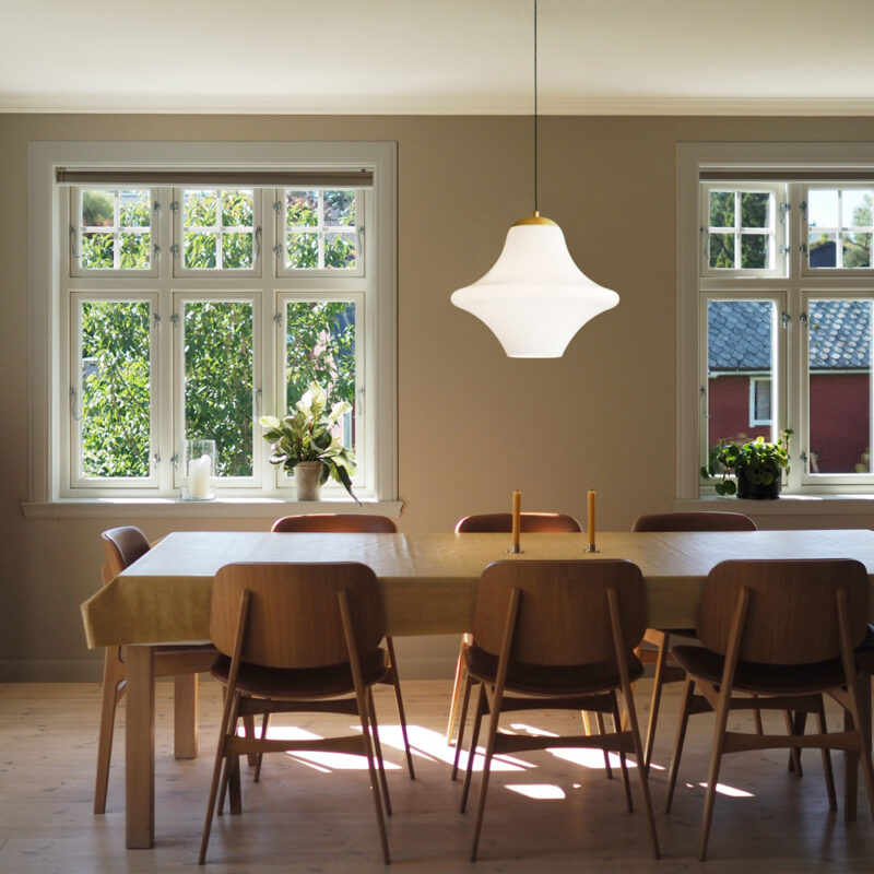 Miljebilde av Opal hvit taklampe med messingdetaljer fra House of Holmedal
