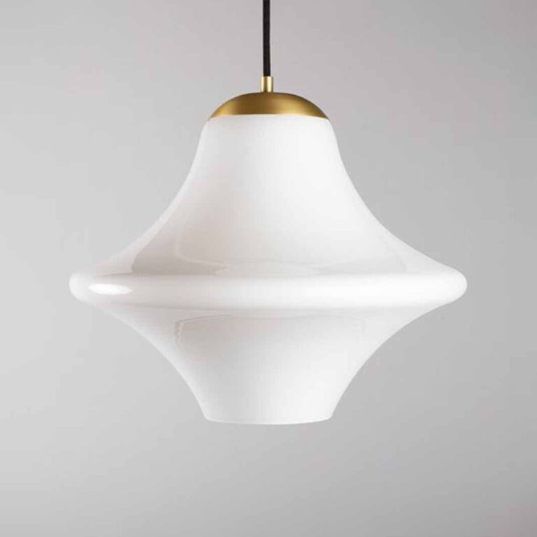 Opal hvit taklampe med messingdetaljer fra House of Holmedal