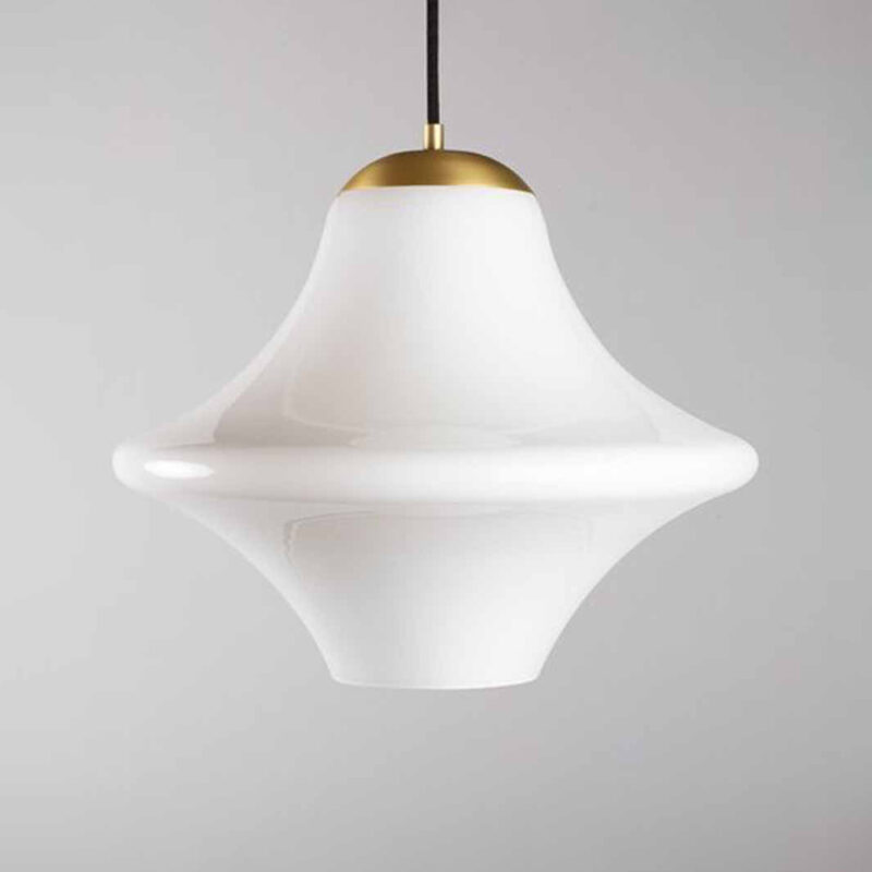 Opal hvit taklampe med messingdetaljer fra House of Holmedal