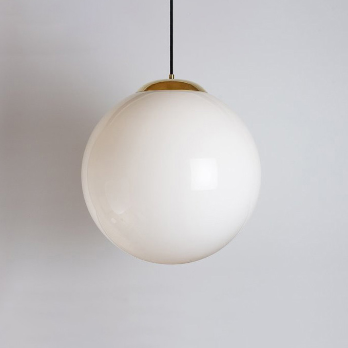 Rundt taklampe i hvit opal med oppheng i messing fra House of Holmedal