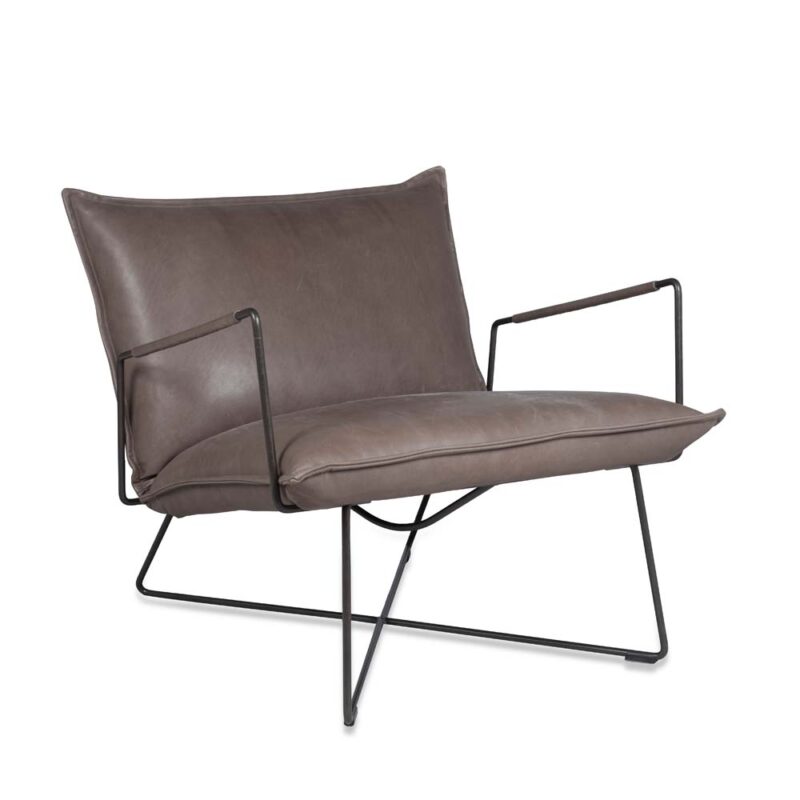 Earl XS med arm lounge stol fra Jess design, produktbilde av stol med understell I old glory og skinn i Luxor mouse