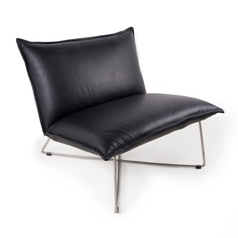 Earl low uten armlener fra Jess design, produktbilde av lenestol utanarmlener, understell i stainless steel, skinn i Bonanza black
