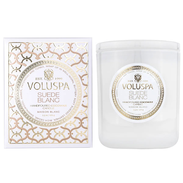 Duftlys 60t | Suede Blanc fra Voluspa, produktbilde av duftlys i duften Suede blanc