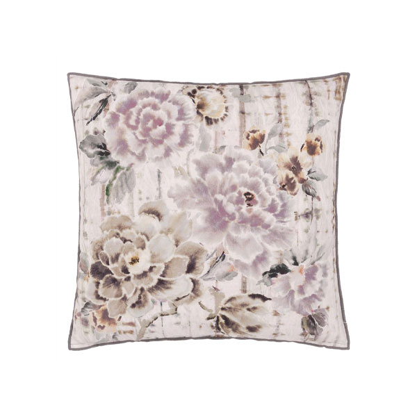 Kyoto Slate pute fra Designers Guild, produktbilde av blomstret pute i nedtonede farger