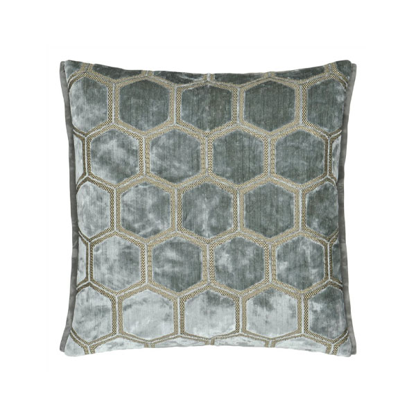 Manipur Silver pute fra Designers Guild, produktbilde av pute med geometrisk mønster i fløyel