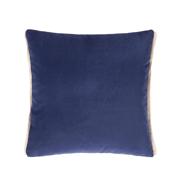 Varese Indigo Smoke pute fra Designers Guild, produktbilde av fløyelspute i indigos smoke