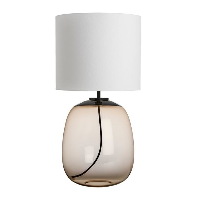 Austra Bordlampe | kakao / hvit fra Hdeland Glassverk, produktbilde av lsmpr med kakaofarget fot i glass med hvit tekstilskjerm