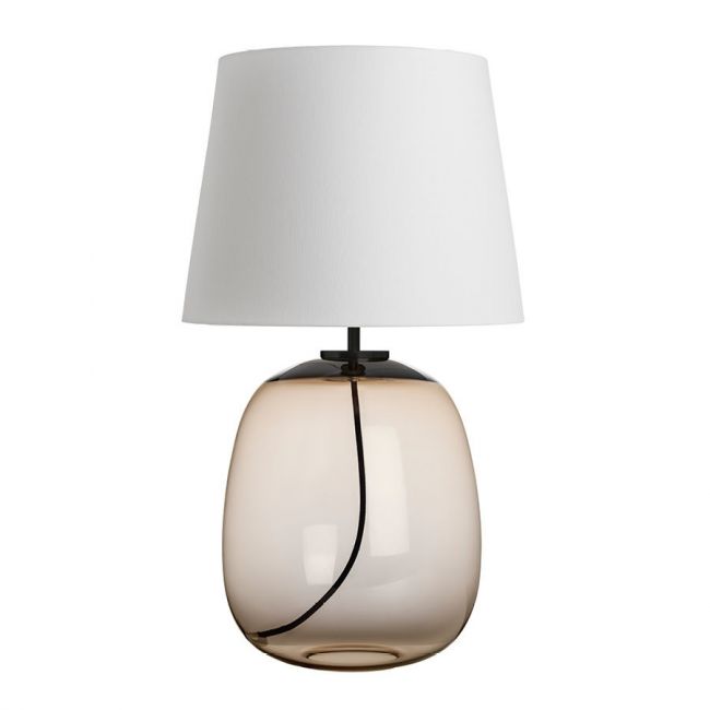Austra Bordlampe | kakao / hvit fra Hadeland Glassverk, produktbilde av bordlampe med glassfot i fargen kakao med hvit tekstilskjerm