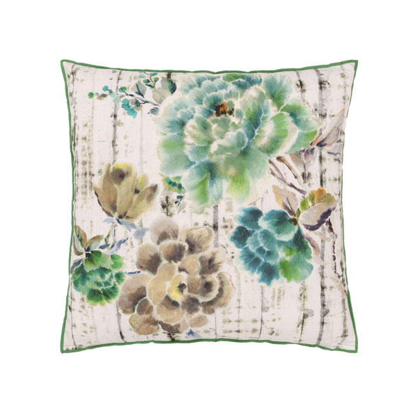 Kyoto Flower Jade pute fra Designers Guild, produktbilde av bomullspute med print av store blomster i grønntoner