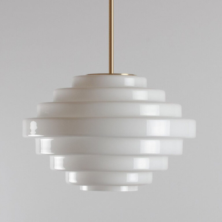 Step by Step Taklampe fra House of Holmedal, produktbilde av hvit lampe i large.