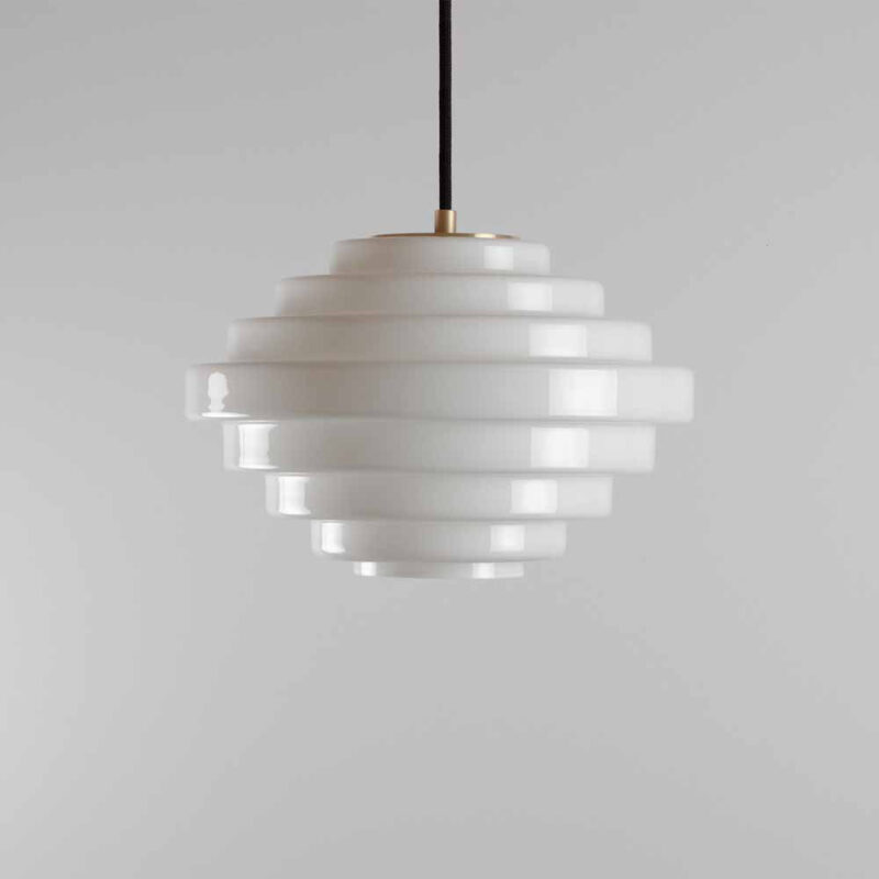 Taklampe i hvit opal med horisontale riller fra House of Holmedal.