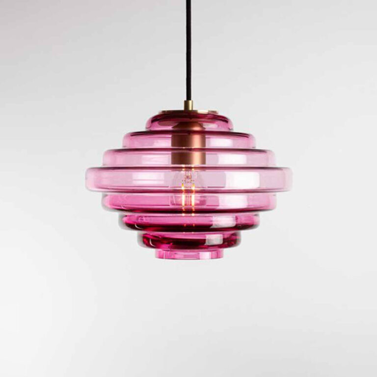 Taklampe i fargen Fushia med horisontale riller fra House of Holmedal.