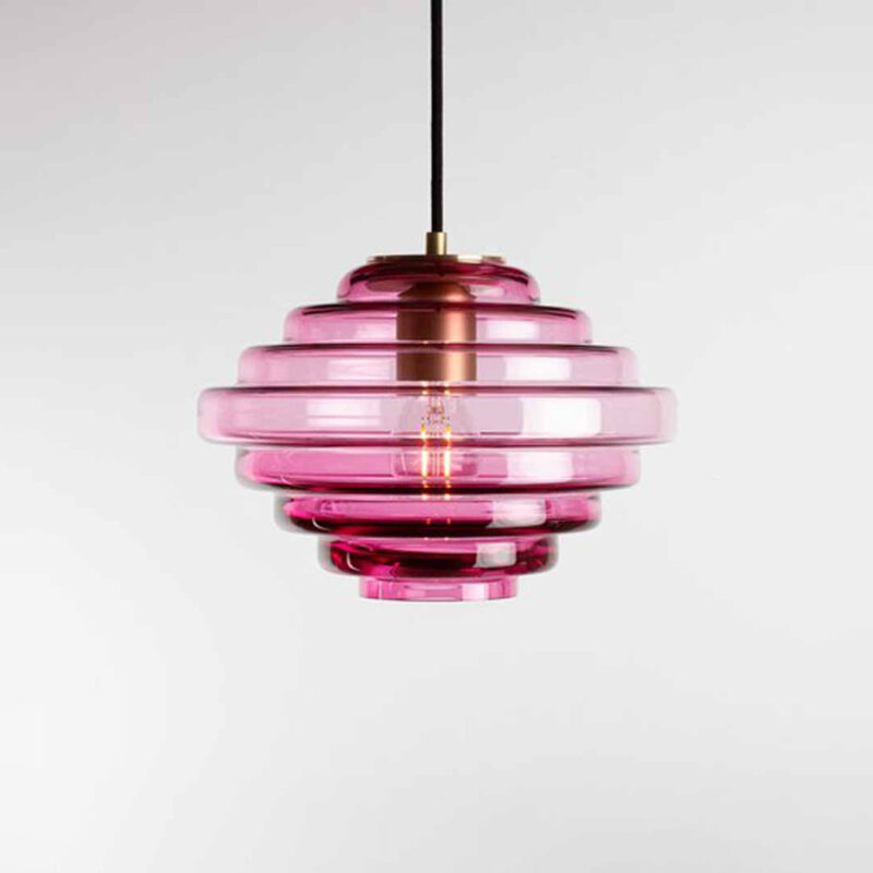 Taklampe i fargen Fushia med horisontale riller fra House of Holmedal.