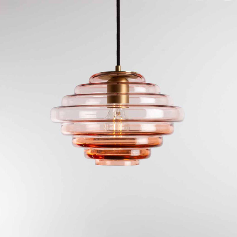 Taklampe i fargen rosé med horisontale riller fra House of Holmedal.