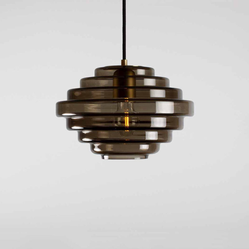 Taklampe i fargen smoke med horisontale riller fra House of Holmedal.
