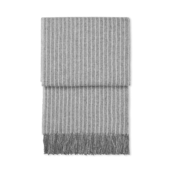 Stripes pledd | Grå fra Elvang, produktbilde av pledd i grått med striper