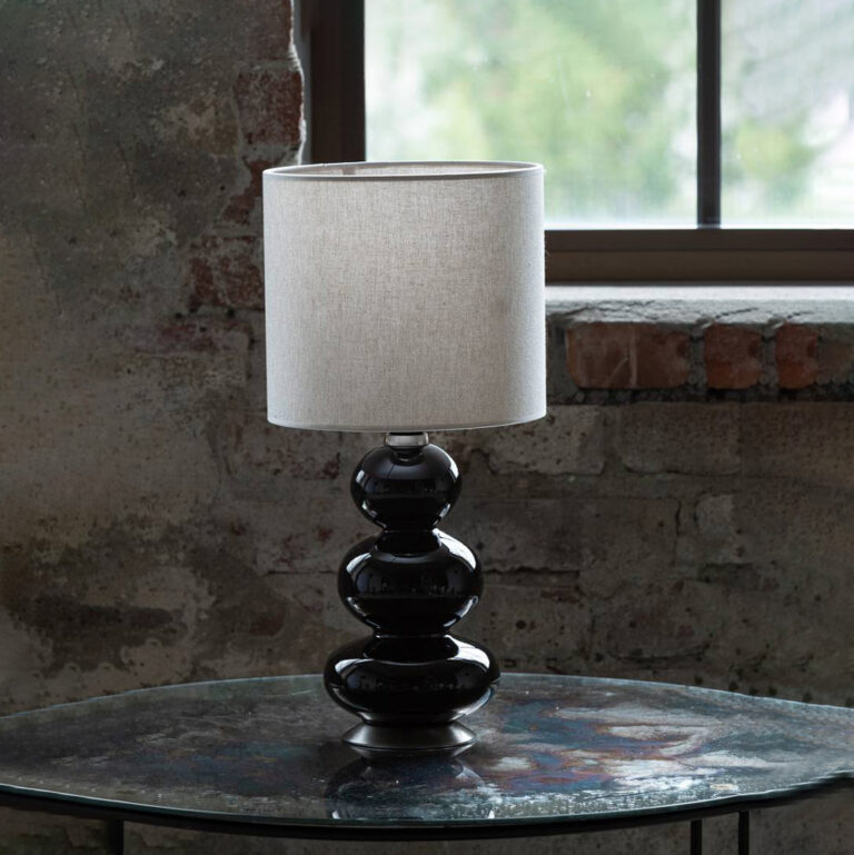 Augusta bordlampe i en mindre utgave utstilt på et bord