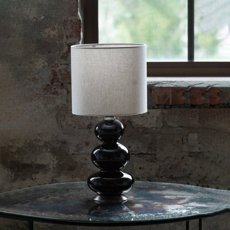 Augusta bordlampe i en mindre utgave utstilt på et bord