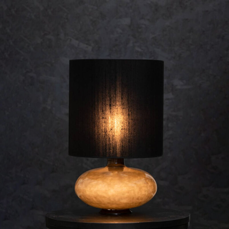 Sandy negra bordlampe fra Thawaru utstilt med mørk skjerm.