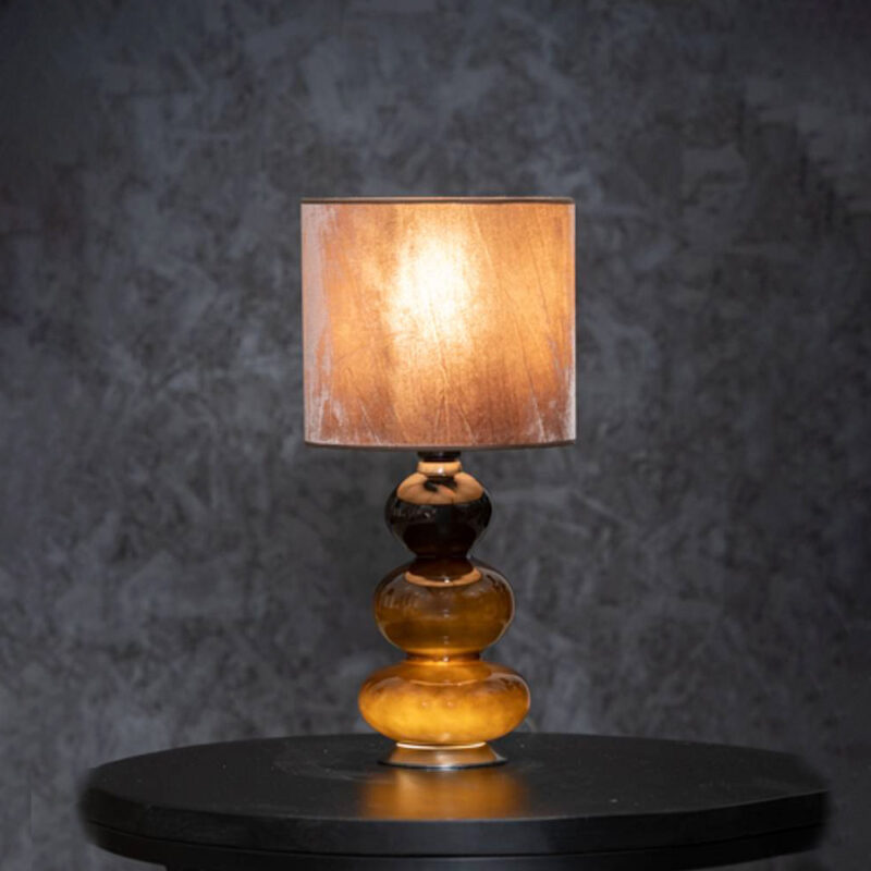 Augusta bordlampe i en mindre utgave utstilt på et bord
