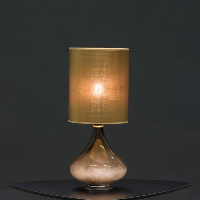 Flavia Bordlampe i metallisk skjerm utstilt.