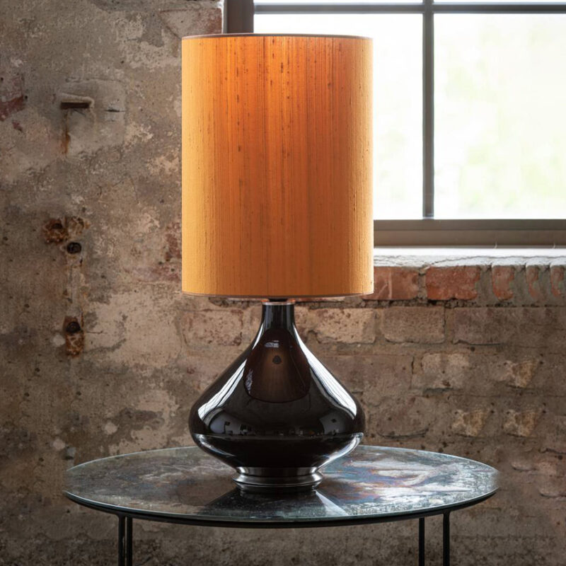 Flavia Bordlampe mini i kobberfarget skjerm utstilt.