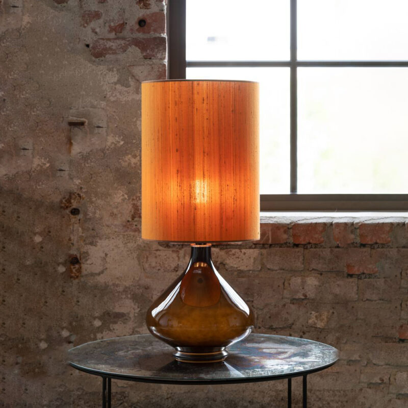 Flavia Bordlampe mini i kobberfarget skjerm utstilt.