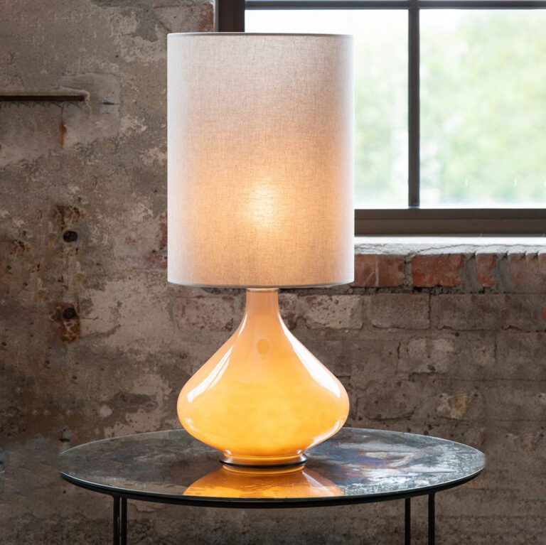 Flavia Mini Bordlampe i Sand og med Milano tostada lampeskjerm, et hjem